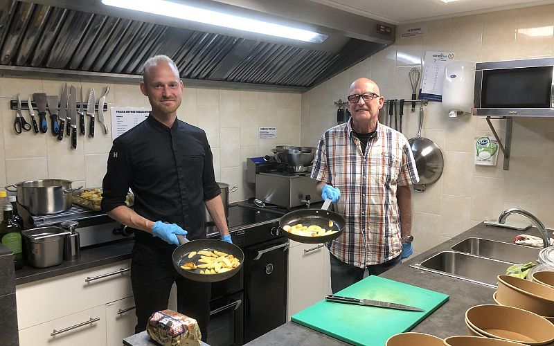 Vrijwilligers Rick Smakman (links) en Wig Imming in de keuken van het buurthuis. Vrijwilligers Rick Smakman (links) en Wig Imming in de keuken van het buurthuis.